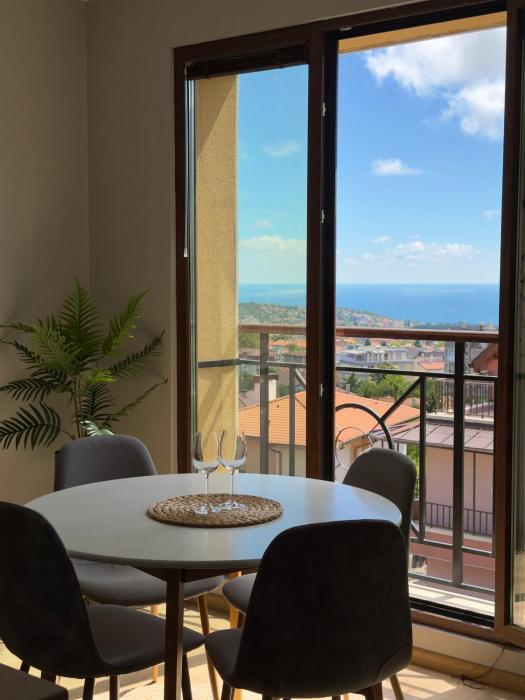 Large Luxury Holiday Apartment with Sea Views, Pool, Gym & Free Parking