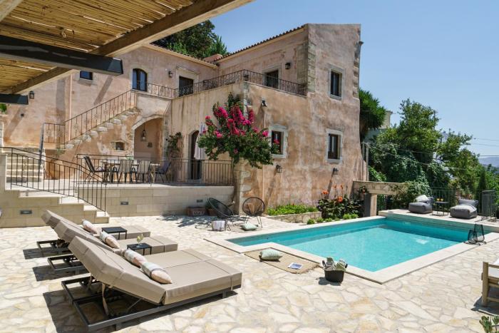 Butterfly, a historical villa with pool & hot tub!