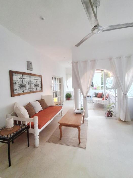 Beachfront Palm Haven ,Kaya 2 BR pools , balcony&beach access