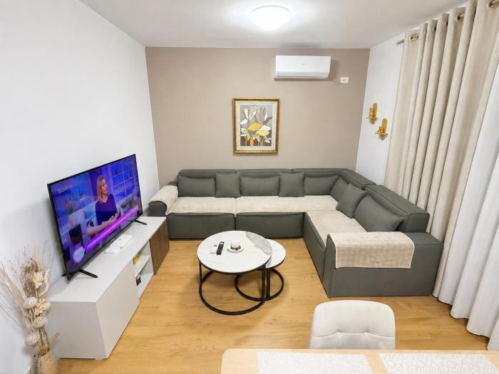 Cozy Central 2 Bedroom Apartment in Myslym Shyri