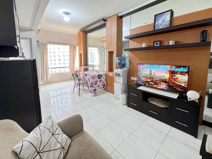 Cozy 2BR Sudirman Apt w Pool, Wi-Fi, & Netflix