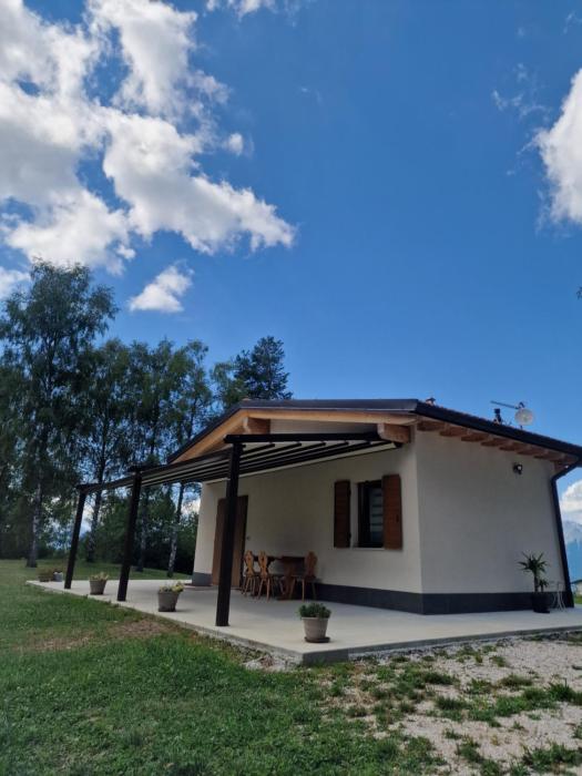 Baita Cornigol ai piedi delle Dolomiti