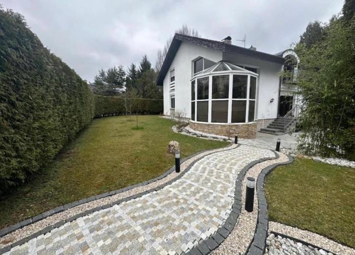 Spacious Retreat on the Outskirts of Prague