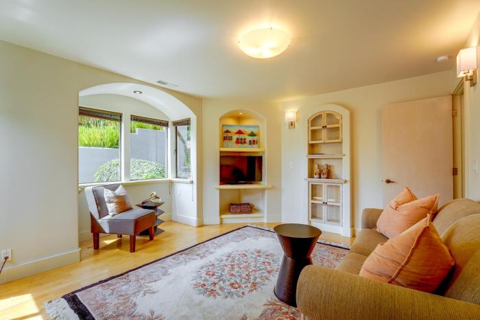 34 Mi to Carmel Beach! Walkable Extended Escape
