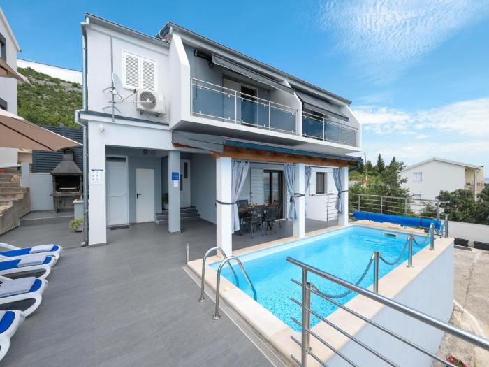 Luxury Apartment with heated pool in Starigrad