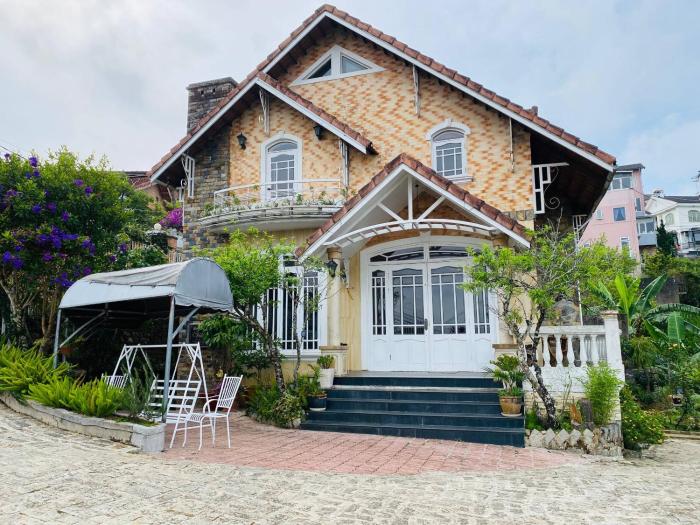 Brandon Bloom Beacon - Villa Dalat