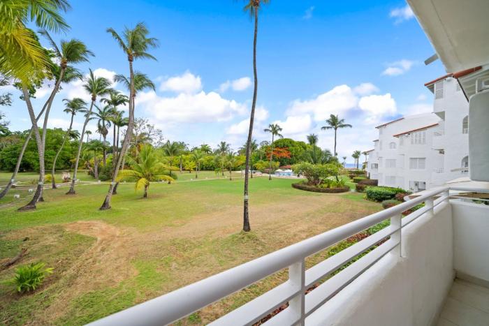 Beachfront with resort pool - Glitter Bay 214