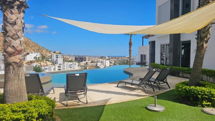 Cozy Cabo Condo 2BR, Shared Pool, Gated Community, 20 Walk to Beach