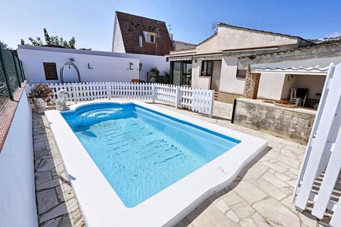 Family home with private pool near the sea