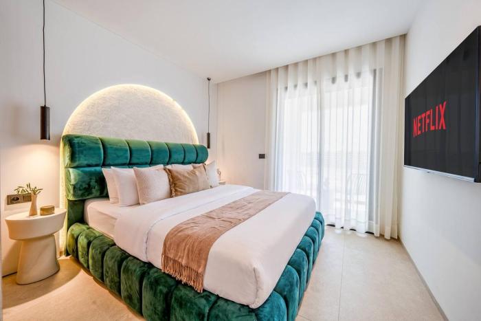The Urban Luxe Near City Center 2 Bedrooms with Rooftop Pool