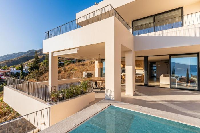 Casa Ambar Luxury Lake View Villa Pool Design