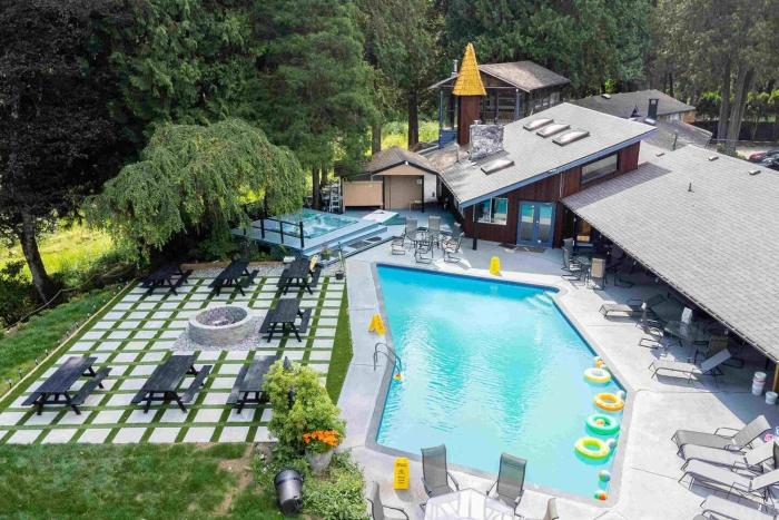 Rustic Farm House with Pool , Hot Tub , Sauna - Events Allowed