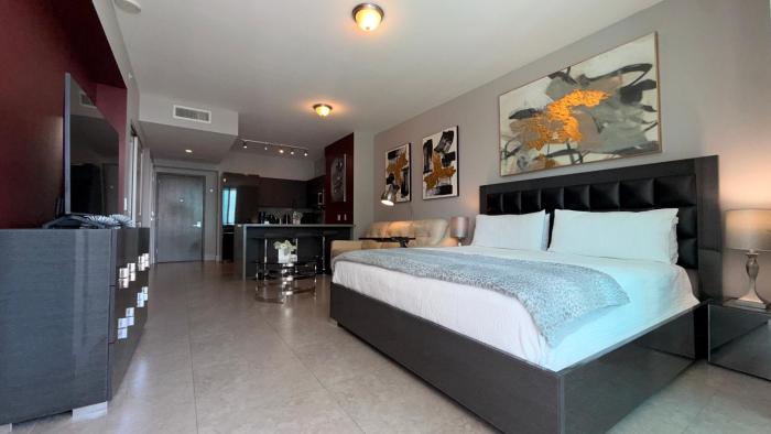 Amazing Studio Located in Upscale-Prime Location. Walking Distance to Restaurant
