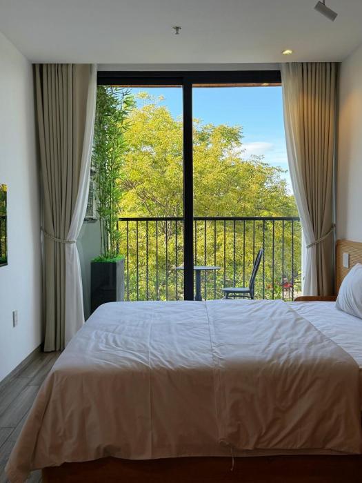 401 - La Van Residence - Tree Canopy View Studio