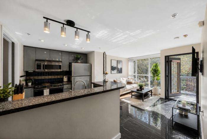 Private 2 Bedroom Townhouse Downtown