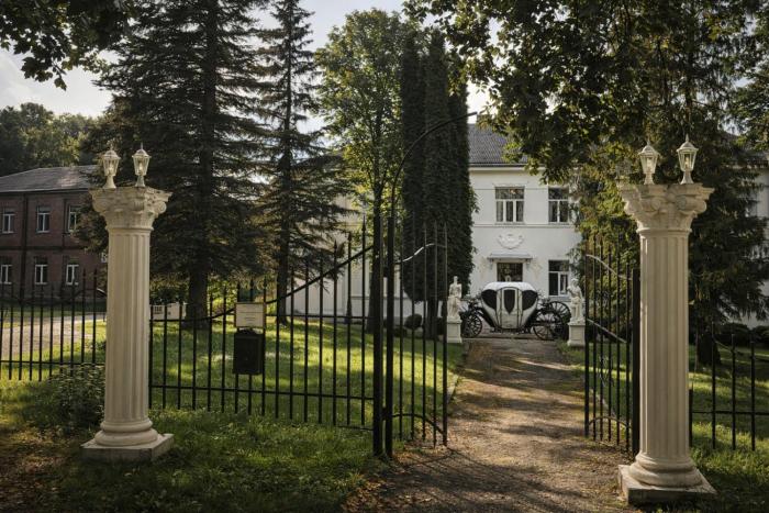 Apple Manor & Garden Complex