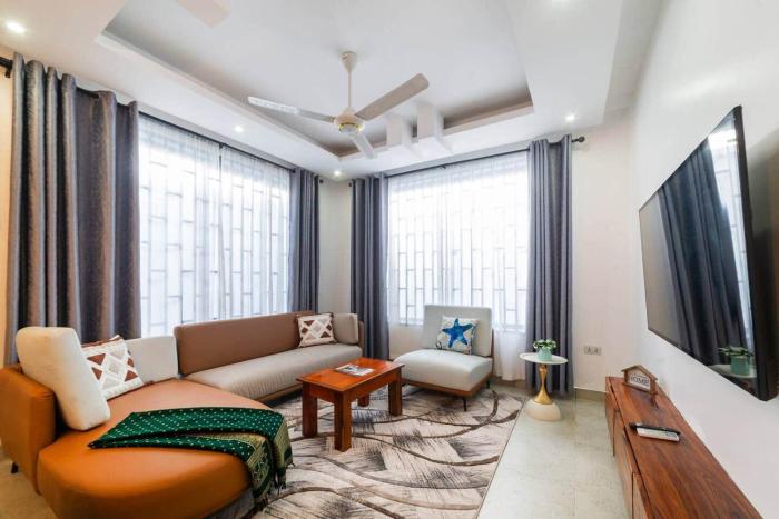 Entire Apt-7 Min Beachwalk - Full Kitchen & Pool