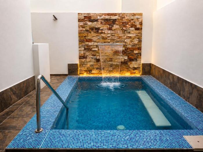 2BR-3BA Condo Block from Beach w Rooftop Jacuzzi