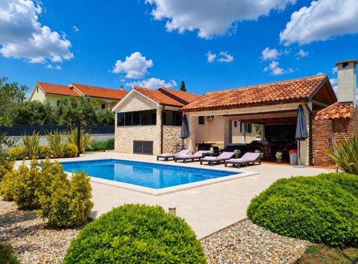 Villa Lorema-Pool,Jacuzzi&5600 sqm gated estate