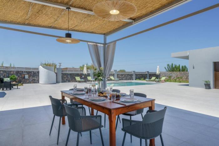 Family Villa Luna with Private Pool, Ping Pong and BBQ 1km from the beach