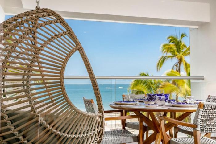 Beautiful Oceanfront Suite by Moikka Rentals