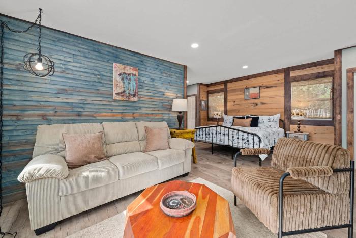 Luckenbach Guesthouse Hill Country Views