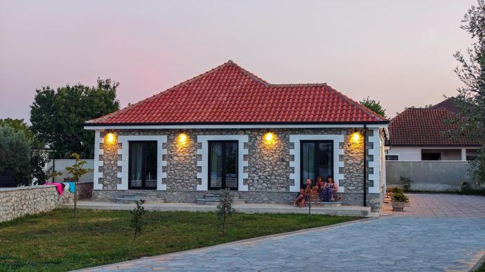 Albulena Hotel & Camping