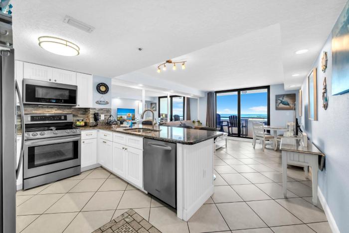 Gulf Front-Heart of Destin-Lots of Amenities! SunDestin 209