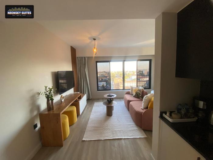 NeonSky Suites Upper Hill - Panoramic Views, Rooftop Pool, and Gym, Secure Parking