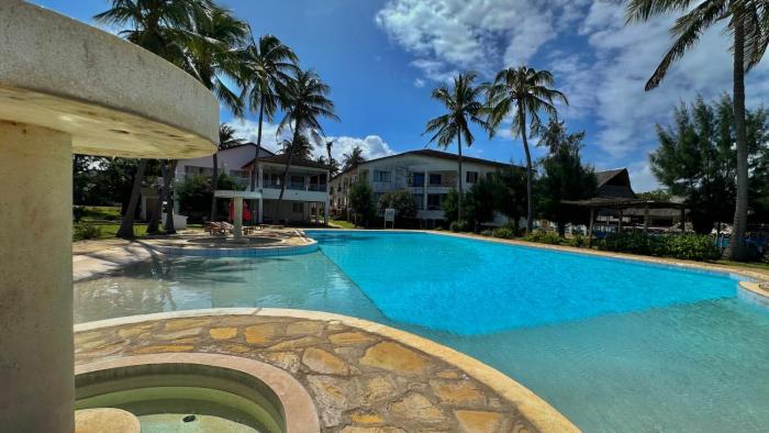 3BR Mtwapa Beachfront Ocean View & Pool