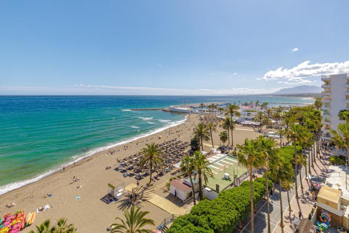 Marbella Beachfront 1BR with Bathtub