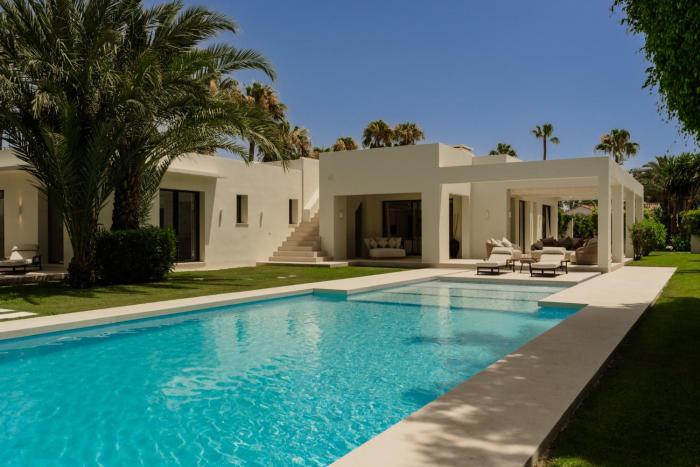 Villa Casa del Mar, by the beach, heated pool, Marbella