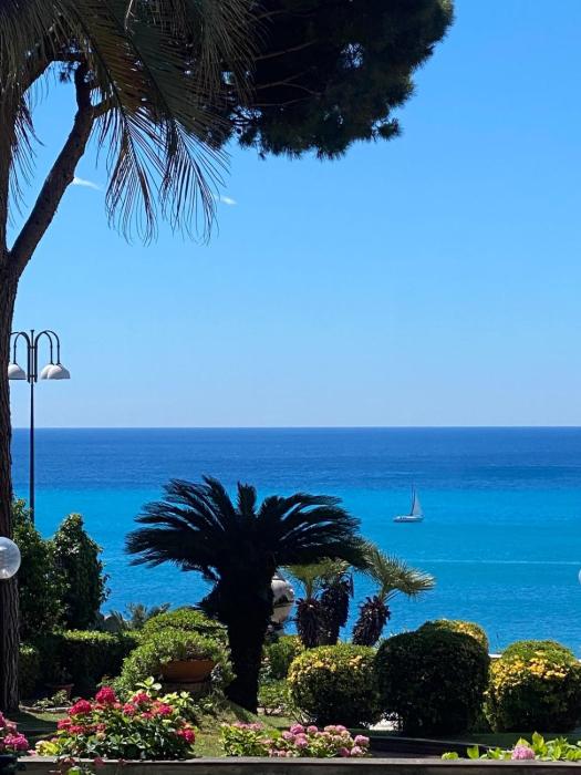 Sea view apartment with garden