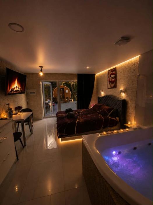 Jacuzzi studios 777