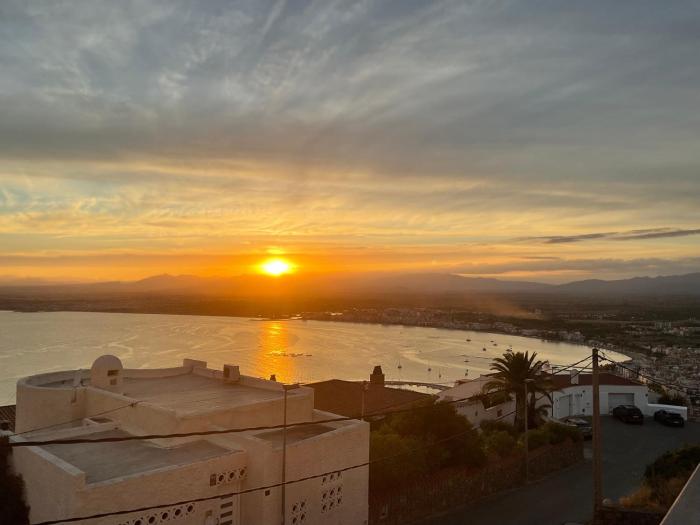 Apartamento con fabulosas vistas sobre la bahía de Roses- El Piset