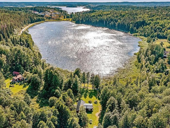 Lakefront Cottage in Torsebo