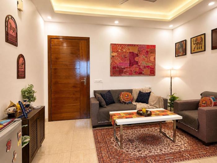 Niviora- Cozy 1 BHK near Galleria market & IFFCO Metro, DLF Phase 4