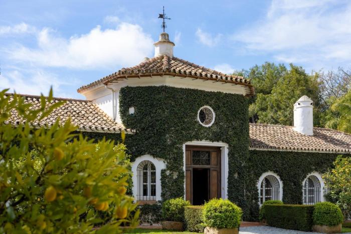 Almendral Villa Exclusive Marbella Hill Club Estate by Domvia