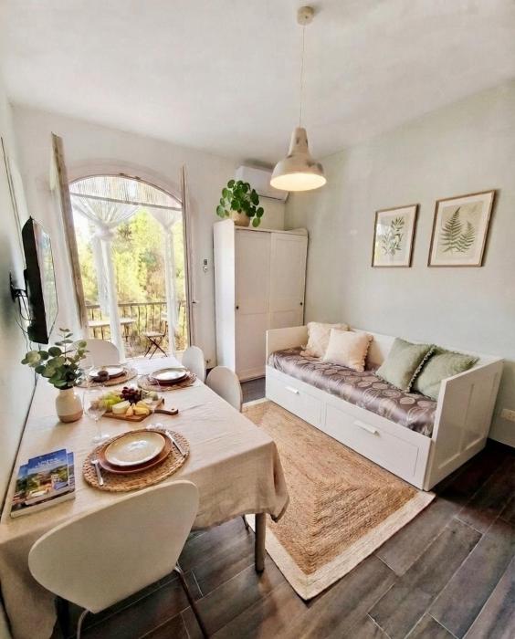 Cozy Apartment with Balcony near Lake and Parks