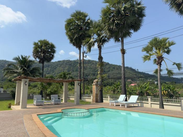 Giant Palm Tree Retreat Castle-Style Private Pool Villa