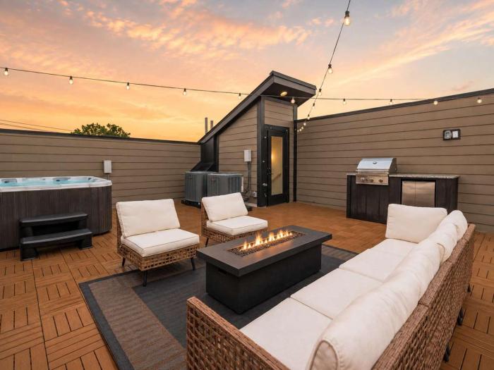 Stunning Nash retreat w hot tub and rooftop view