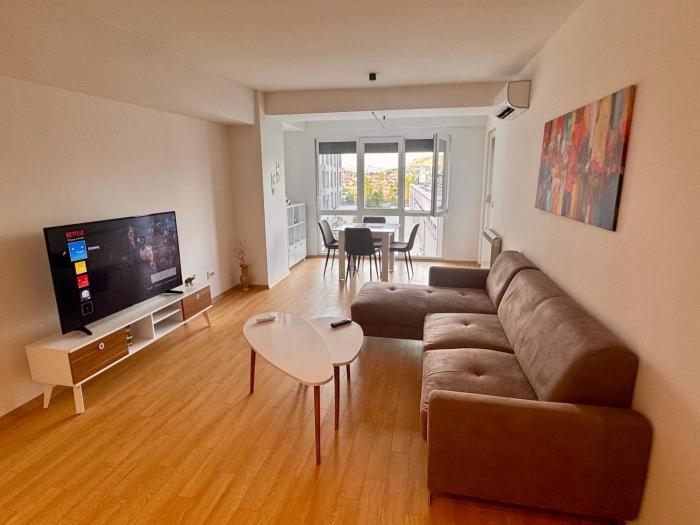 Modern & Bright Apartment with Vardar River view
