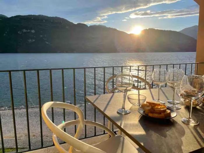 Newcastle on the Beach - POOL - Parking - Lake Como