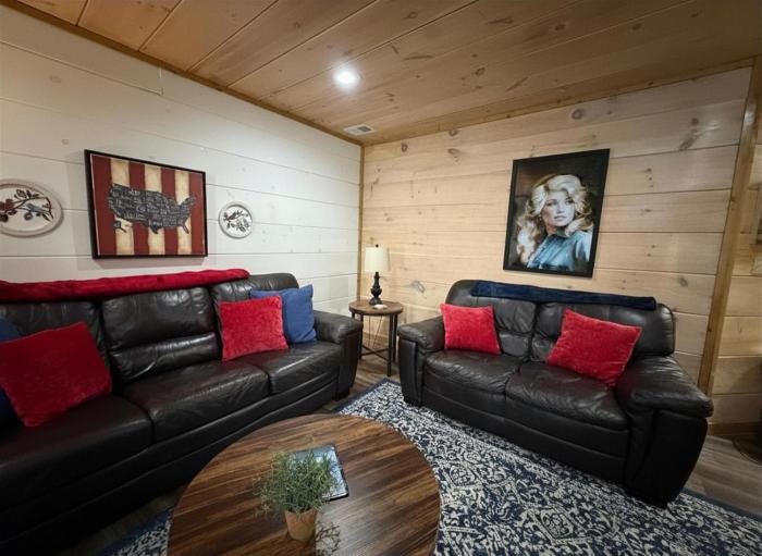Close to Dollywood & The Island in PF l Hot Tub