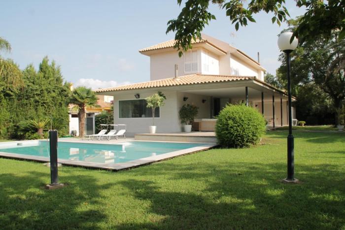 Luxury Villa near the sea with swimming pool
