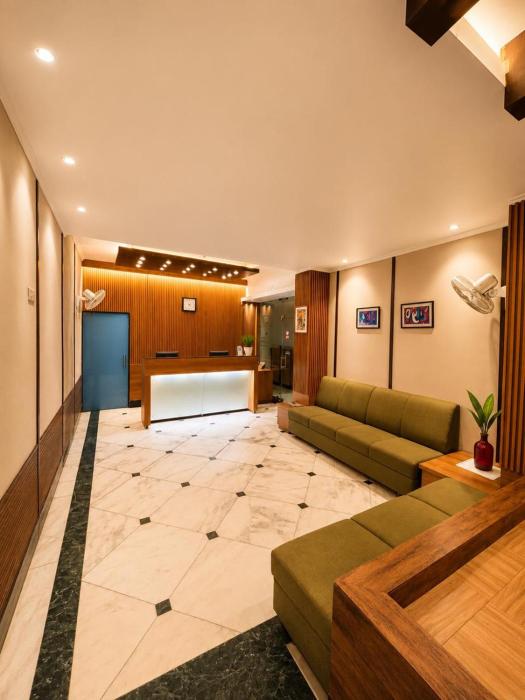 Status Business Hotel - Naveen Market