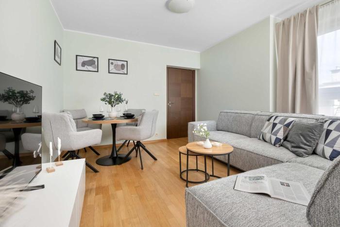 Jasnozielony Apartament z Klimatyzacją i Biurkiem by Noclegi Renters