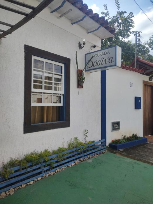 Pousada Dádiva e Passeios De Lancha Suite 10 Simples Na Esquina da Praia e ao Centro Histórico com lanchonete no Pátio