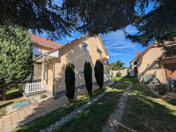 Apartments in Balatonkeresztur 37924