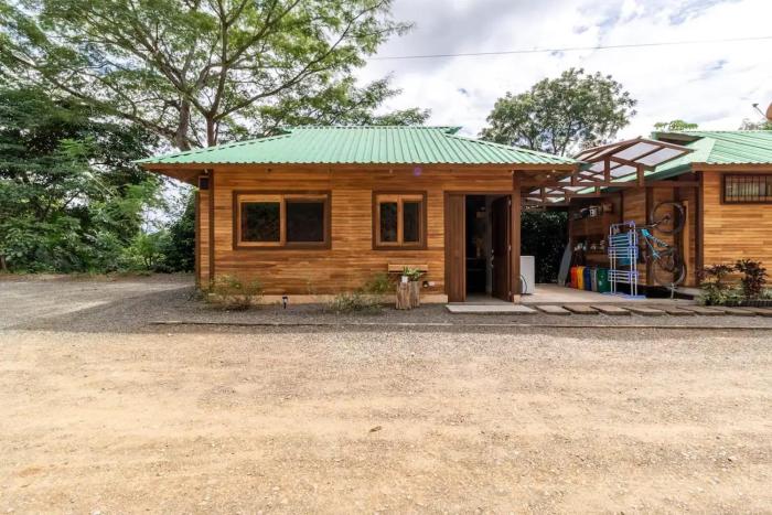 Cozy log cabin with parking, close to beaches